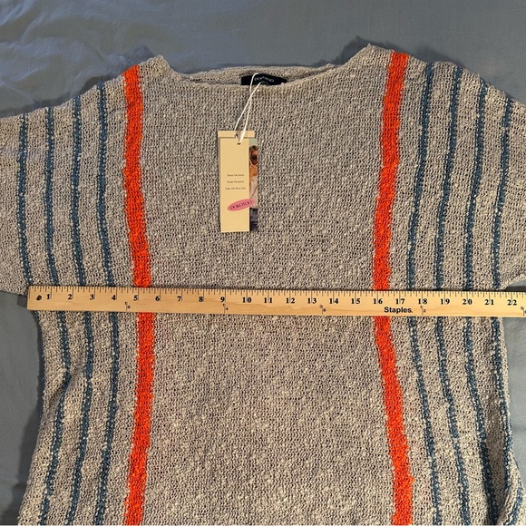 Stylish Gray Sweater with Vibrant Stripes - Picture 8 of 11
